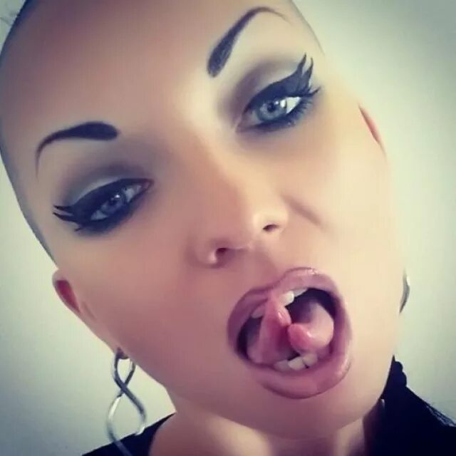 Девушки со сплитом. Девушки со сплитом. Красивые девушки с пирсингом. Девушка с раздвоенным языком. Девушки со сплитом.