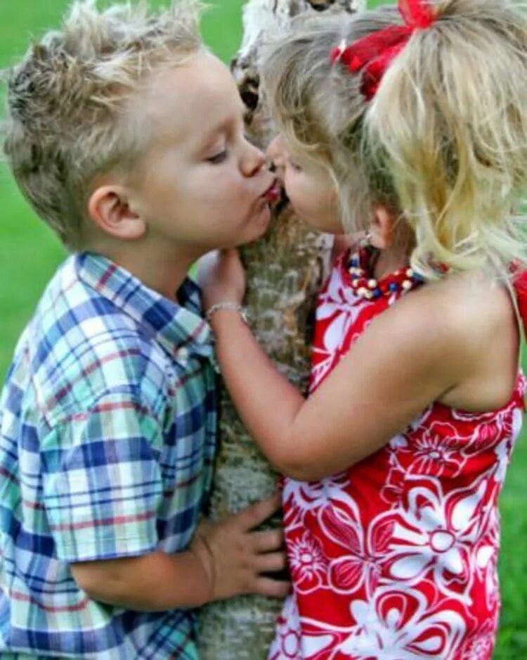 Девочки с другом целуются. Детский поцелуй. Мальчик целует. Любовь между детьми.