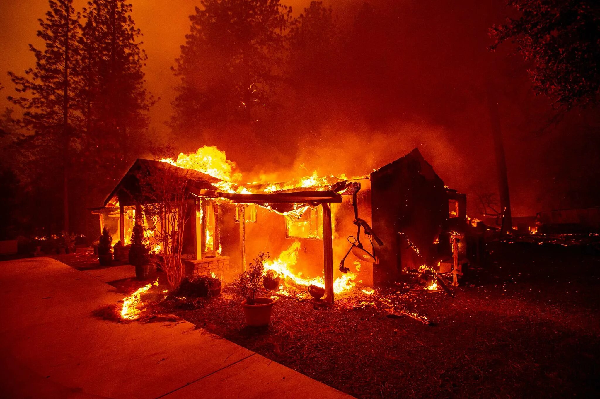 горящие дома. пожар в коттедже. дом в огне. горящий дом. огонь в окне.