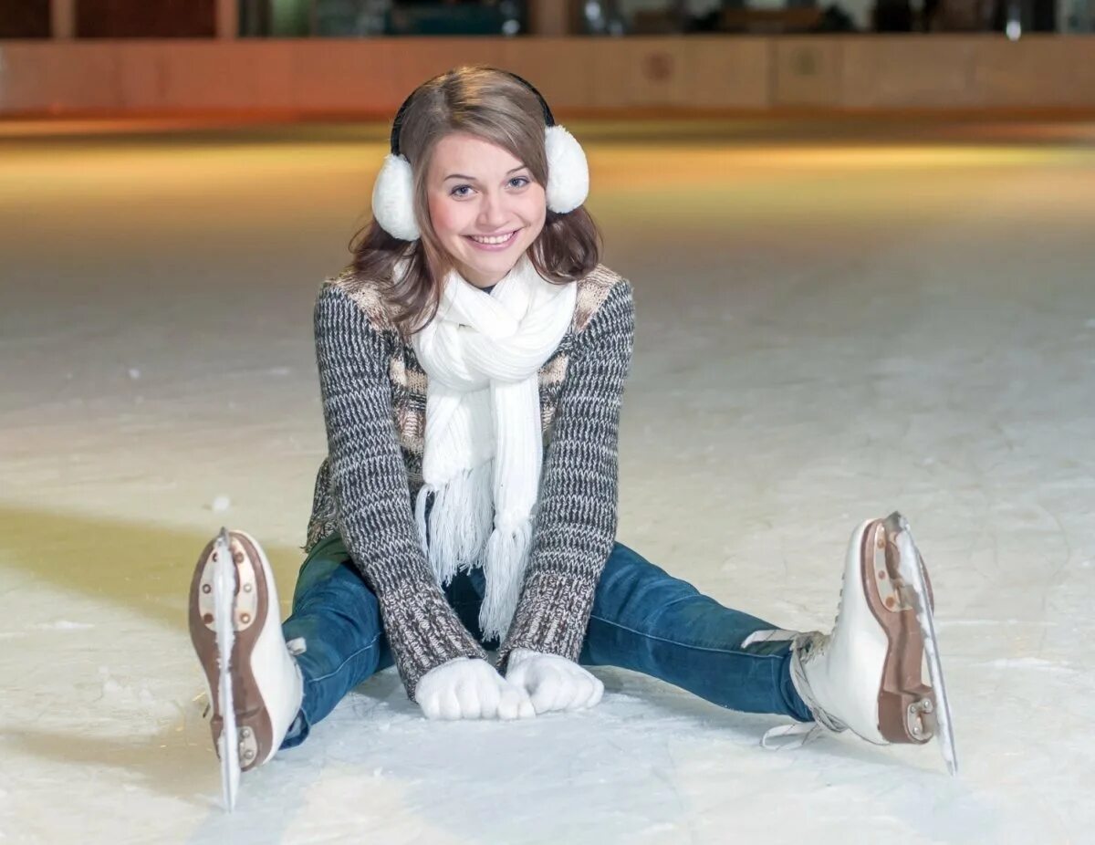 Девочка на коньках. Красивая девушка на катке. Парочка на катке. Девушка на катке. Каток коньки.
