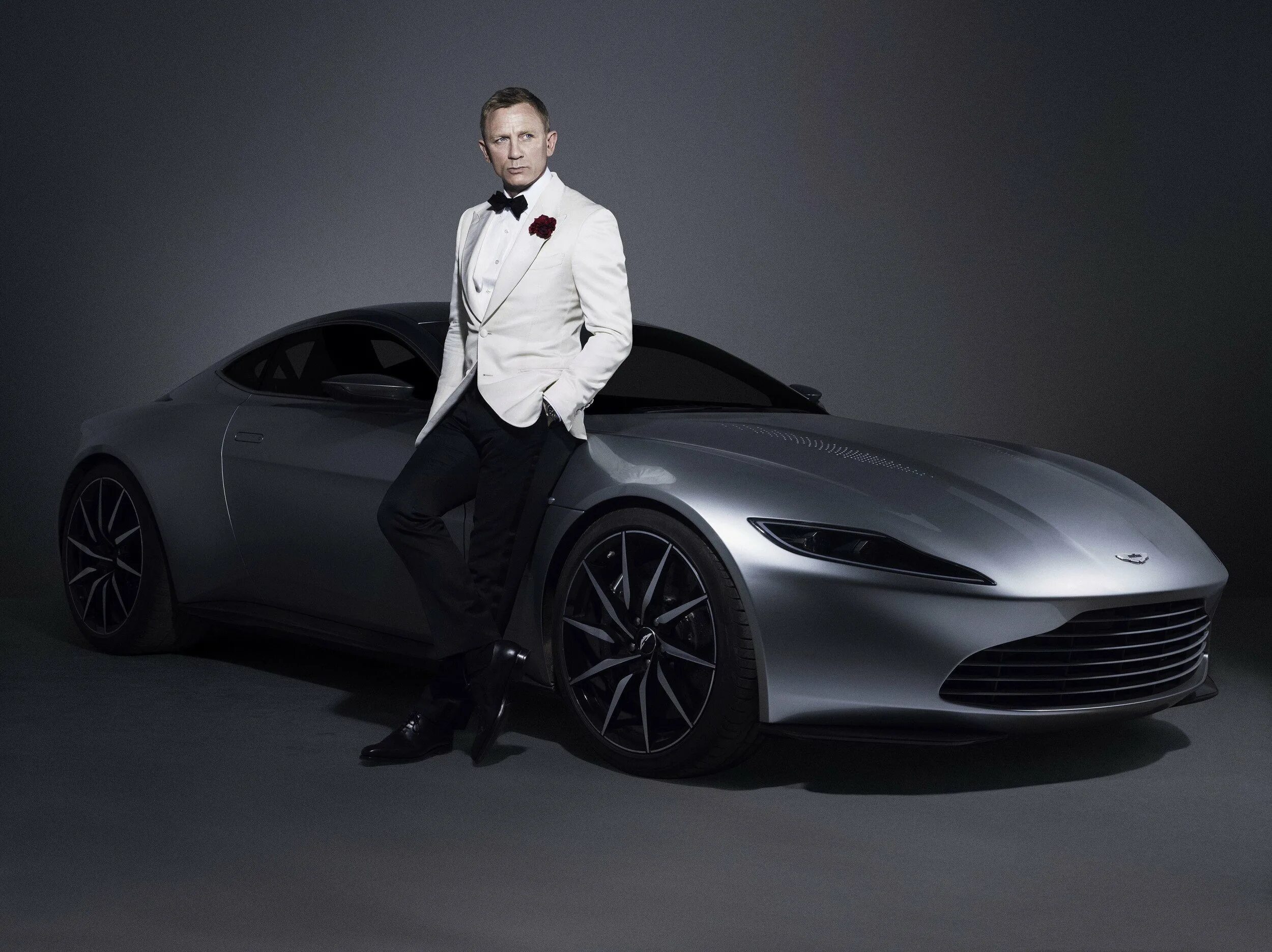 7 июля мужчина. Aston Martin db10.