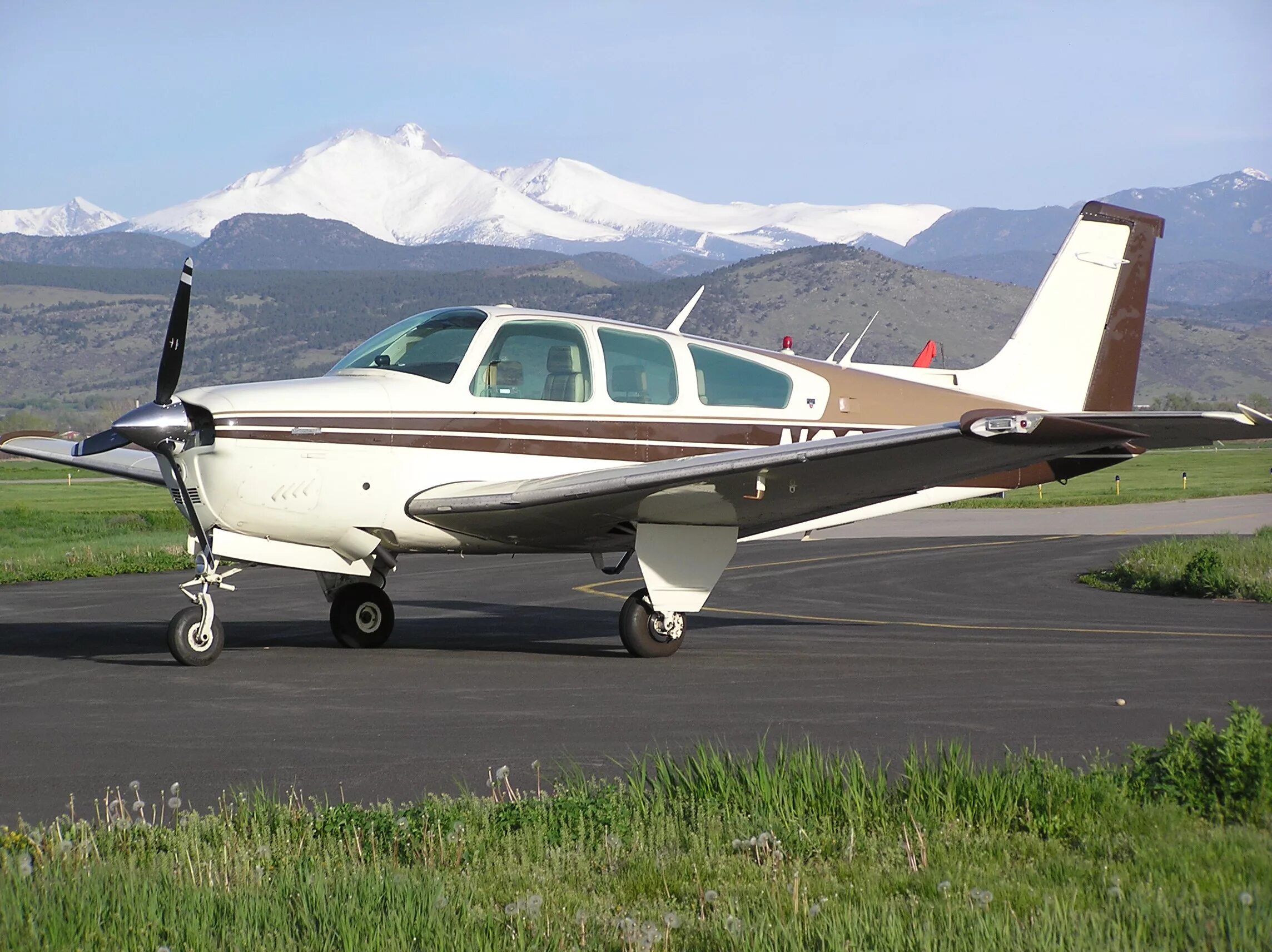 Bonanza 9 scatters. Самолет Бичкрафт Бонанза. Бичкрафт Барон. Beechcraft Bonanza 36. Пайпер Бичкрафт.