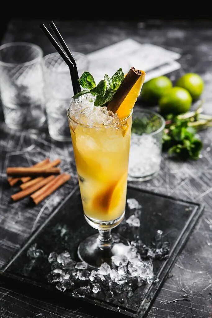 Tipsy tiki bar иркутск. Коктейль бар. Коктейли из бара. Коктейльные вечеринки. Бар тесла на рубинштейна коктейли.
