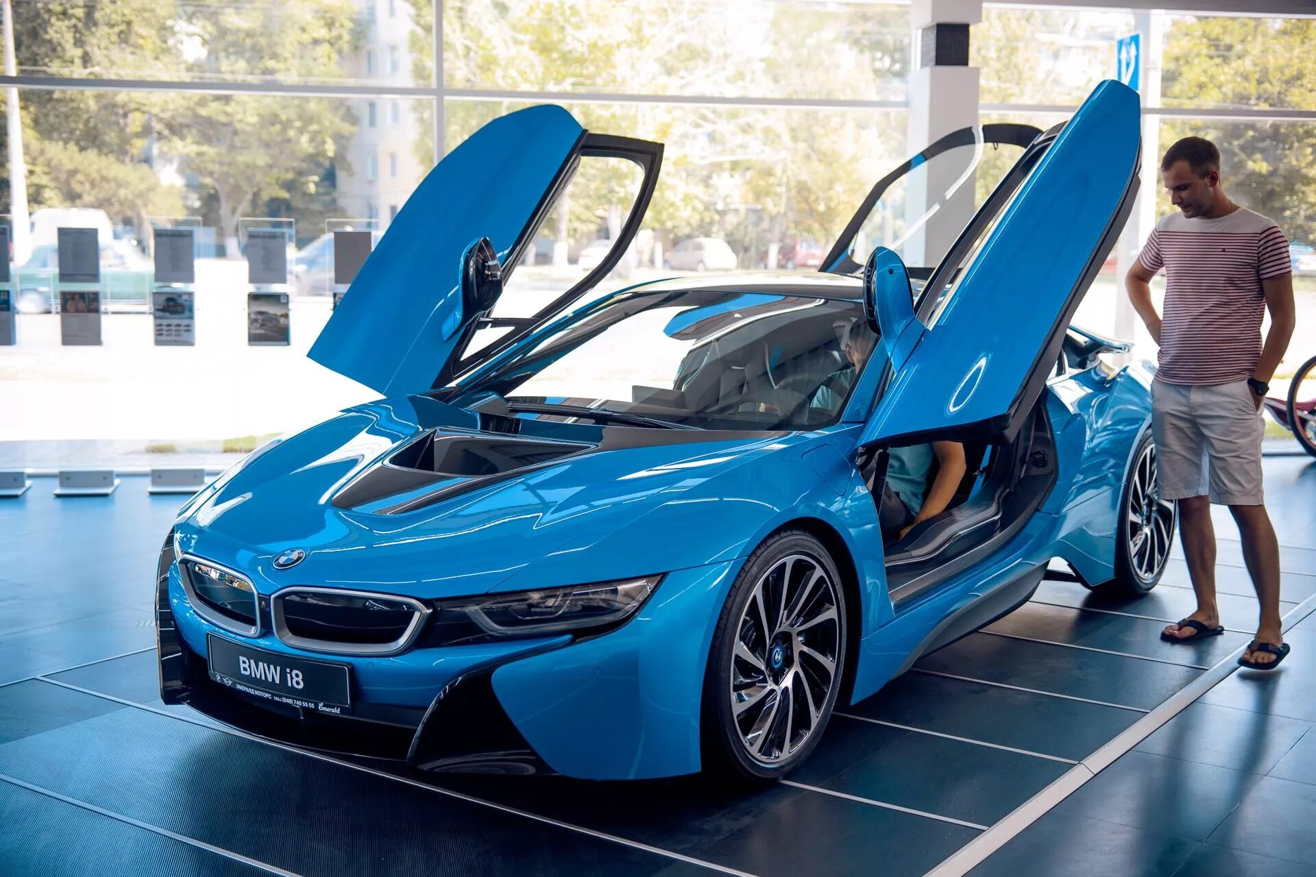 Купить дверь bmw. BMW i8. BMW i8 кабриолет. BMW i8 в Санкт-Петербурге. BMW i8 roadstarcar.