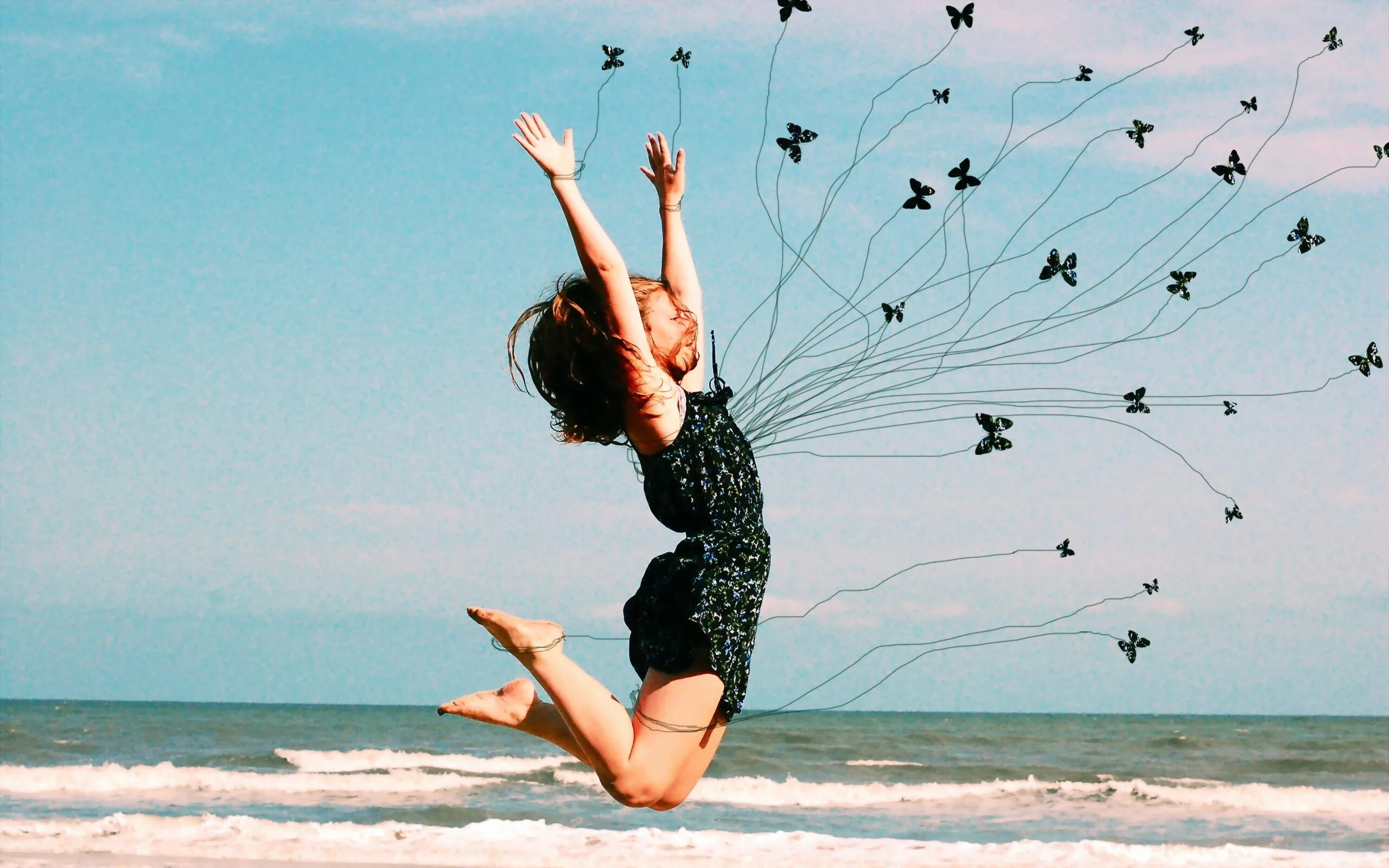 Свобода всегда. Девушка прыгает в море. Ощущение счастья и радости. Девушка прыгает от счастья. Девушка легкость.