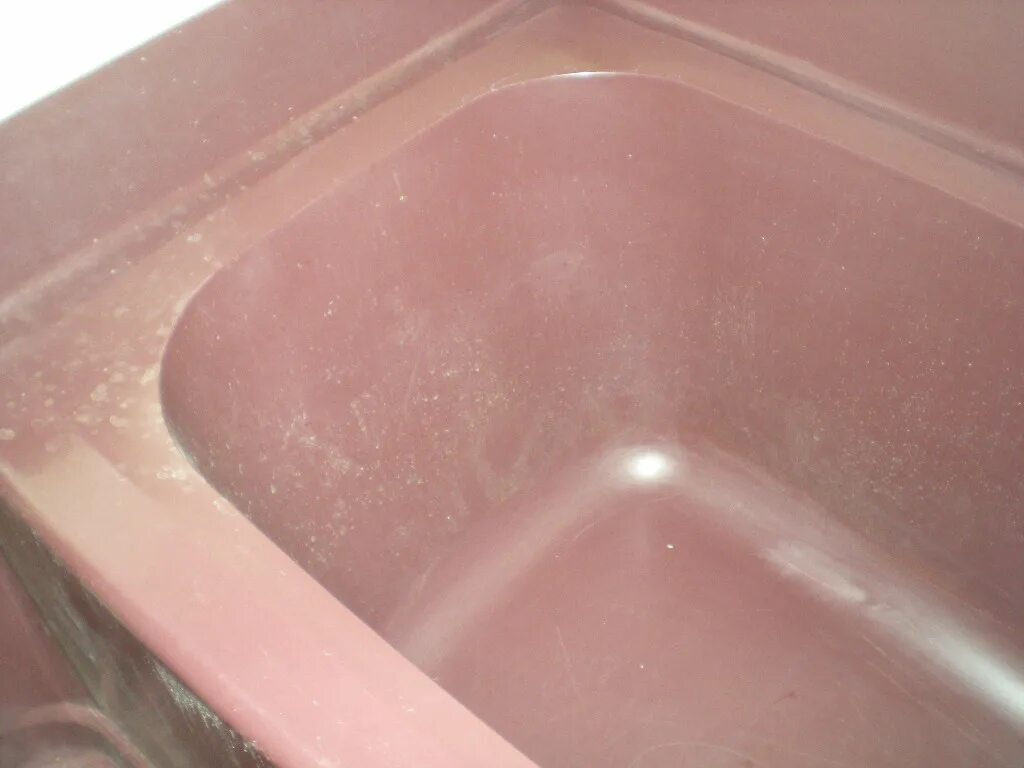 Чем отмыть белый налет после ремонта. Известковый налет на ванне. Водный камень на ванне. Розовый налет в ванной. Каменный налет на ванне.