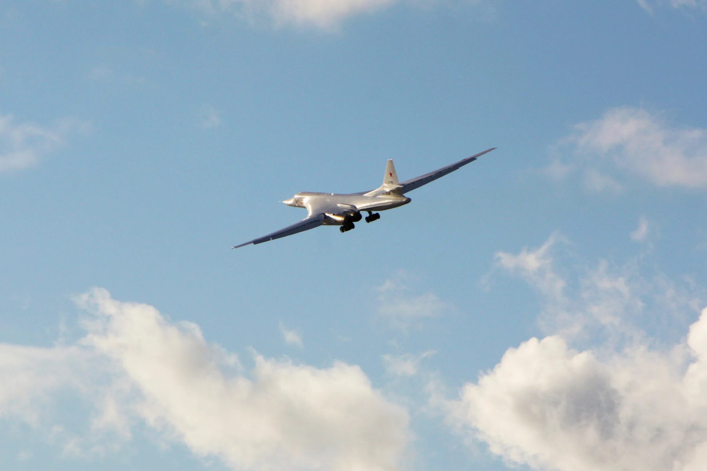 Ту-160 белый лебедь. Ту-160м. Ту-160 Жуковский. Белый лебедь самолет.