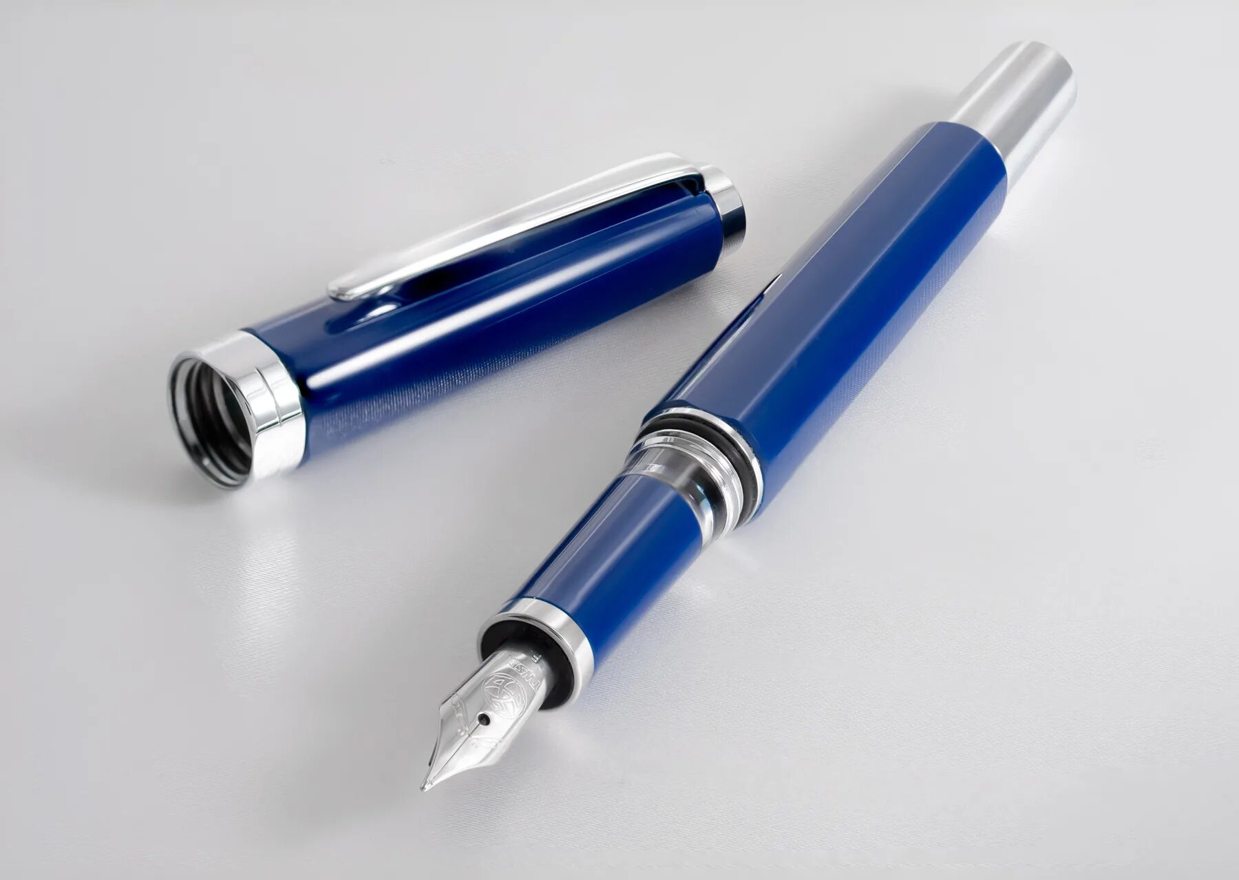 Авторучка для космоса. Ручка перьевая TWSBI Eco, голубой, f. Заправка для ручек. Заправляемая ручка пилот. Класс pen