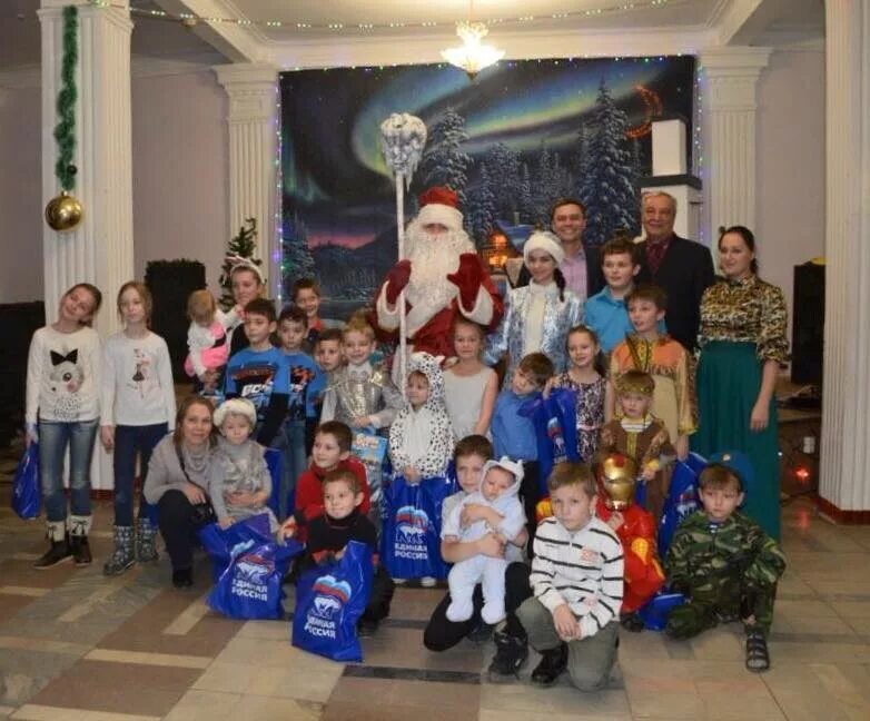 россошь храм ильинский вертеп в храме. новогодняя елка во дворце. елка для детей из многодетных семей. новый год многодетные празднуют. бф группа.