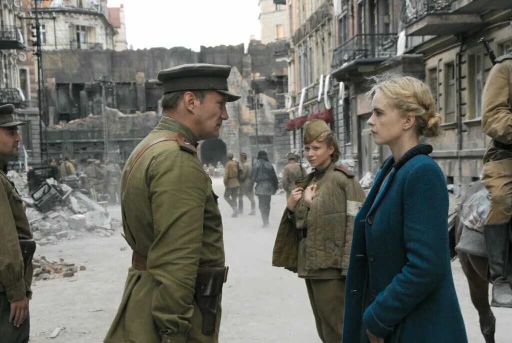 руская левушка и немпцкий солдат. немецкий фильм наши матери наши отцы. солдат вермахта и солдат ссср.