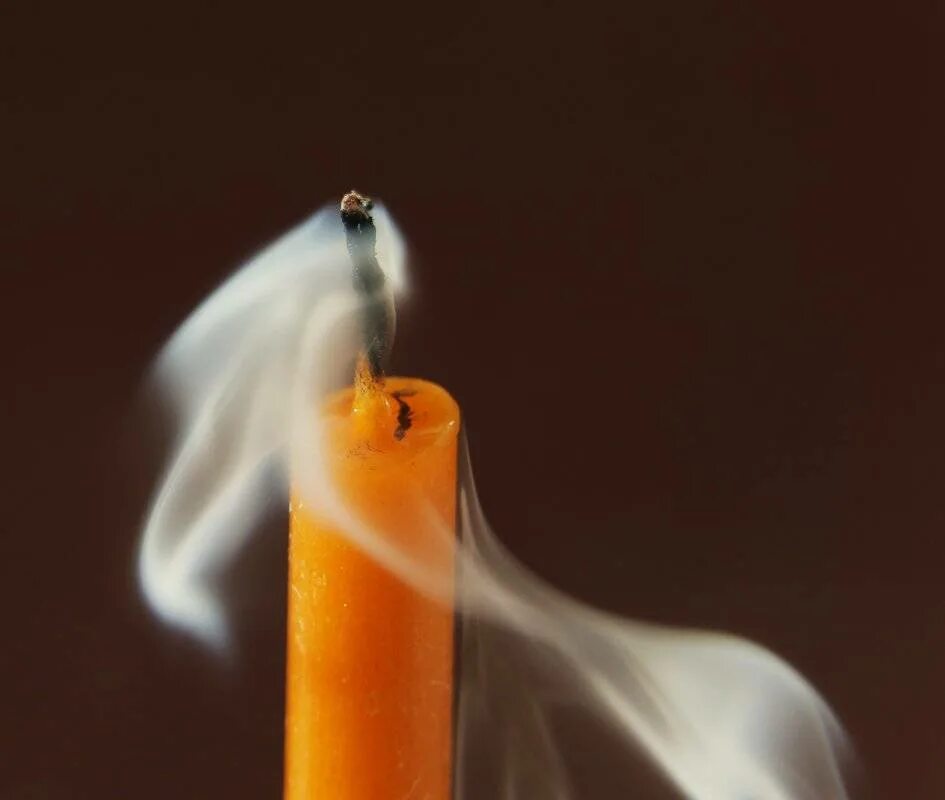 Задувание свечей. Затуши свечку. Потушенная свеча. Свеча гаснет. Затуши свечку.