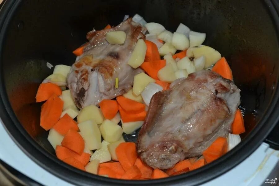 Индейка в мультиварке вкусно. Индейка с овощами в мультиварке. индейка тушеная с овощами в мультиварке. бедро индейки с овощами в мультиварке. блюда с индейкой для мультиварки.
