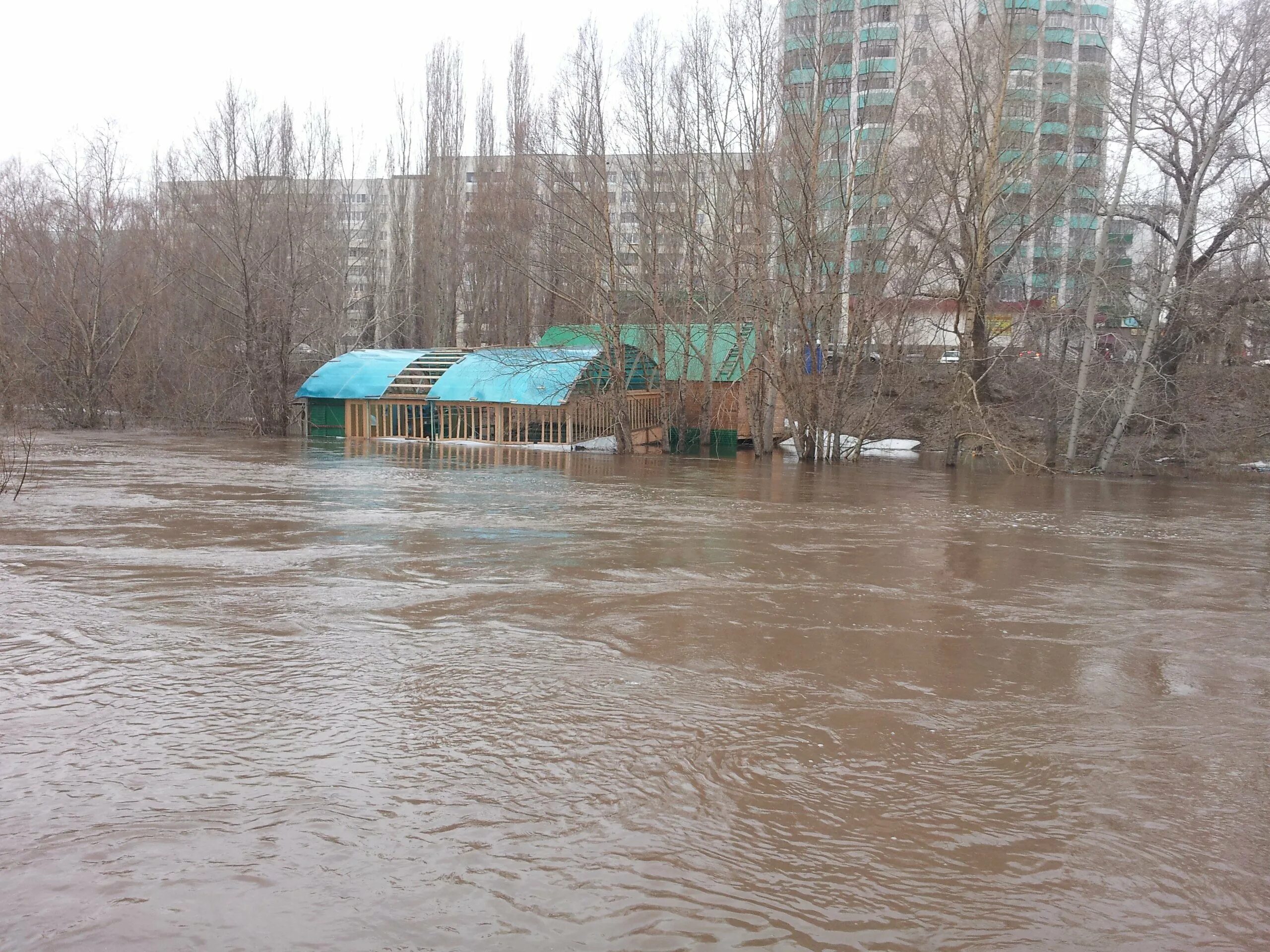 Паводок в стерлитамаке на сегодняшний день. Река Стерля в Стерлитамаке. Набережная Стерлитамак Стерля. Набережная реки Стерля. Набережная Ашкадар Стерлитамак.