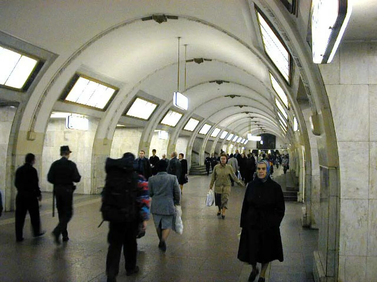 Третьяковская станция метро москва. Третьяковская станция метро москва. Станция метро третьяковская внутри. Метро третьяковское фото. Станция метро третьяковская.
