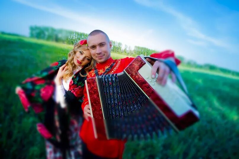 Гармонист и девушка. Девушка и парень с гармонью. Гармонист в поле. Фотосессия с гармонью.