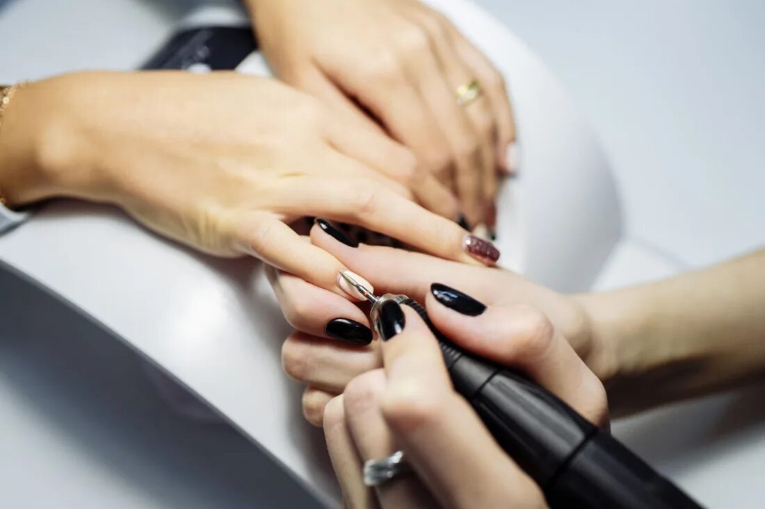 Лак для ногтей макс фактор глоссфинити. Max factor лак для ногтей glossfinity nail polish вся коллекция. Профессиональный маникюр. Девушка с макияжем. Лак для ногтей макс фактор.