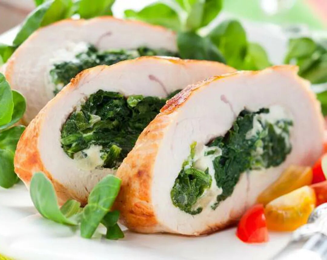 Куриные рулетики с сыром и зеленью. Рулетики из индейки со шпинатом. куриный рулет со шпинатом. куриный рулет формаджио. куриные рулетики с моцареллой и шпинатом.