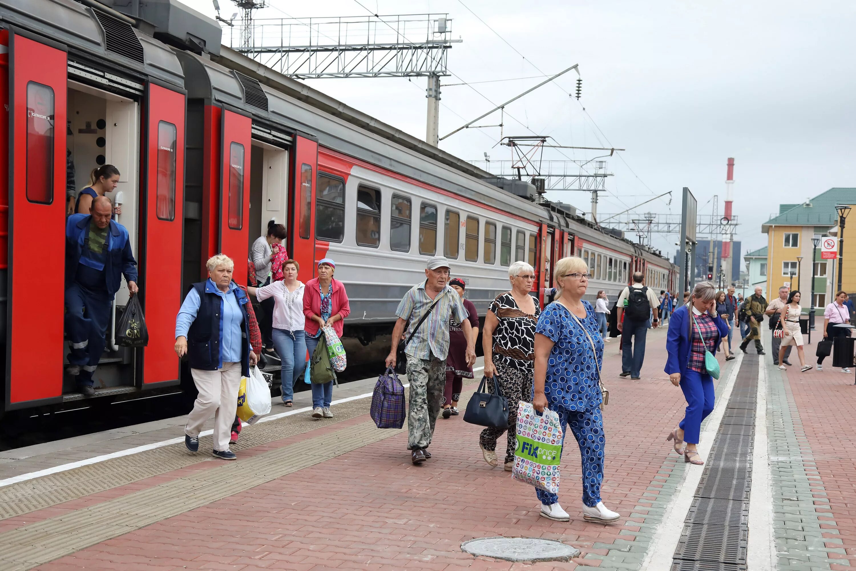 Можно ли на вокзал. Пассажиры на вокзале. Поезд электричка. Станции поезда люди. Люди на платформе электричка.
