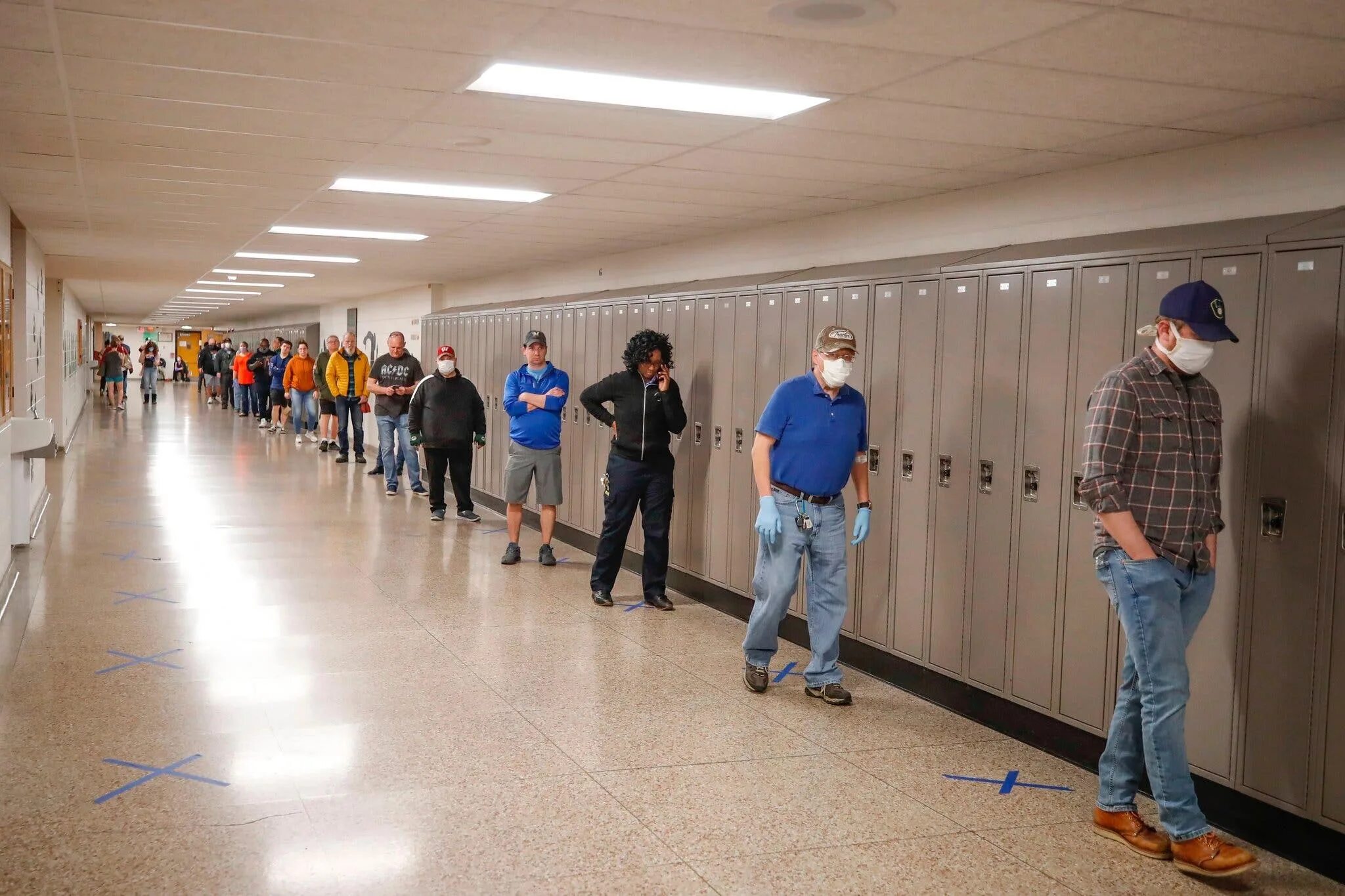 Избирательный участок 169. People waiting in line. Pass without waiting in line.