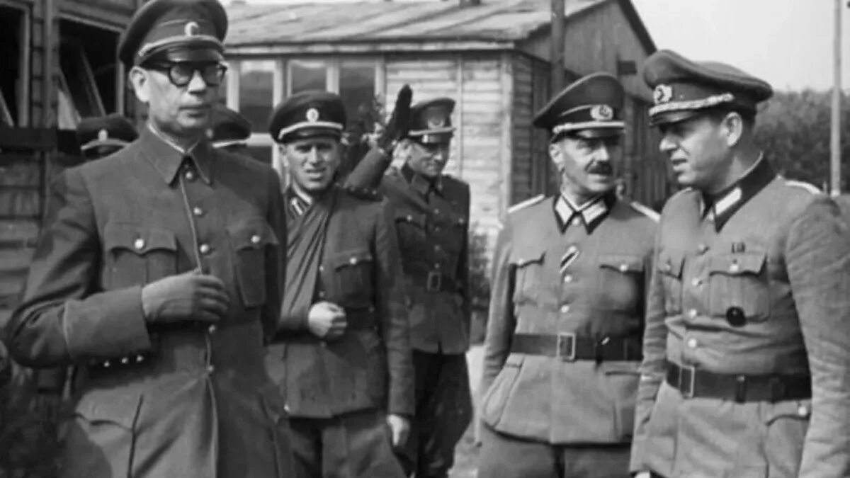 Роа власовцы. Парад власовцев в пскове 1943 год. Власовцы год. Парад роа в пскове 22. Власовцы и бандеровцы.