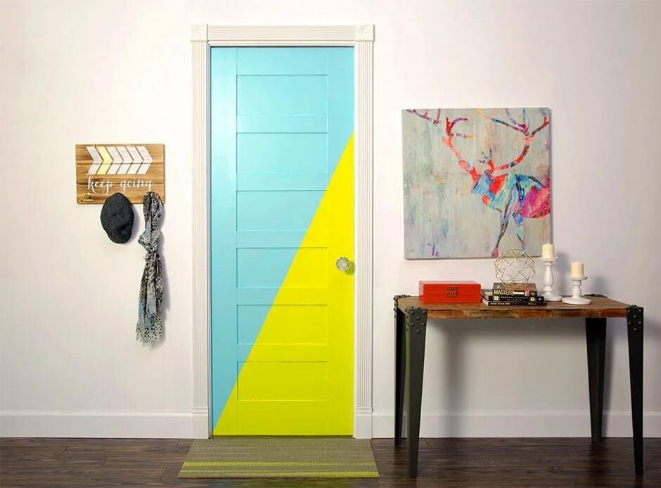 Покрасить деревянные двери краской. Разноцветные двери в интерьере. Декор двери. Крашеные межкомнатные двери. Декор дверей межкомнатных.