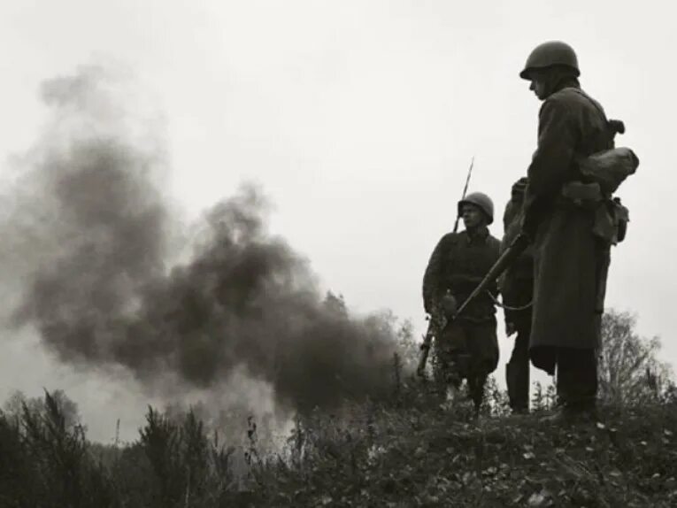 Рощица дымица великой отечественной войны. Слова песни на безымянной на безымянной высоте. На безымянной высоте песня слова. Дымилась роща под горою и вместе с ней горел закат. У безымянного поселка на безымянной высоте текст.