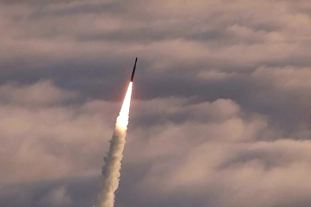 Ядерная ракета. Fau 2 ракета. Баллистическая ядерная ракета. А-4/v-2 ракета. Индийские баллистические ракеты.