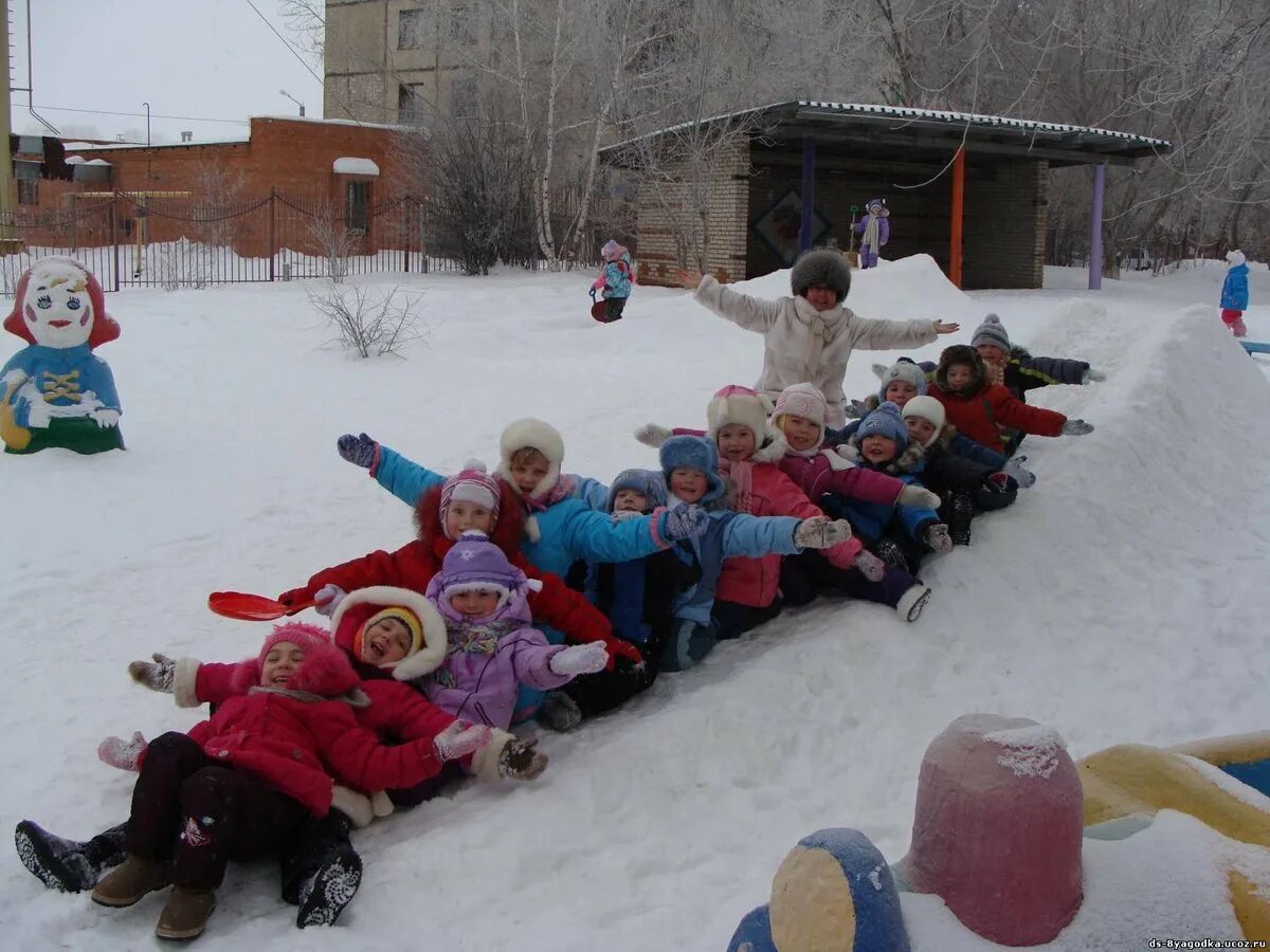 Развлечение забавы. Зимняя прогулка в детском саду. Дети на прогулке в детском саду зимой. Зимние развлечения. Дети в садике на прогулке.