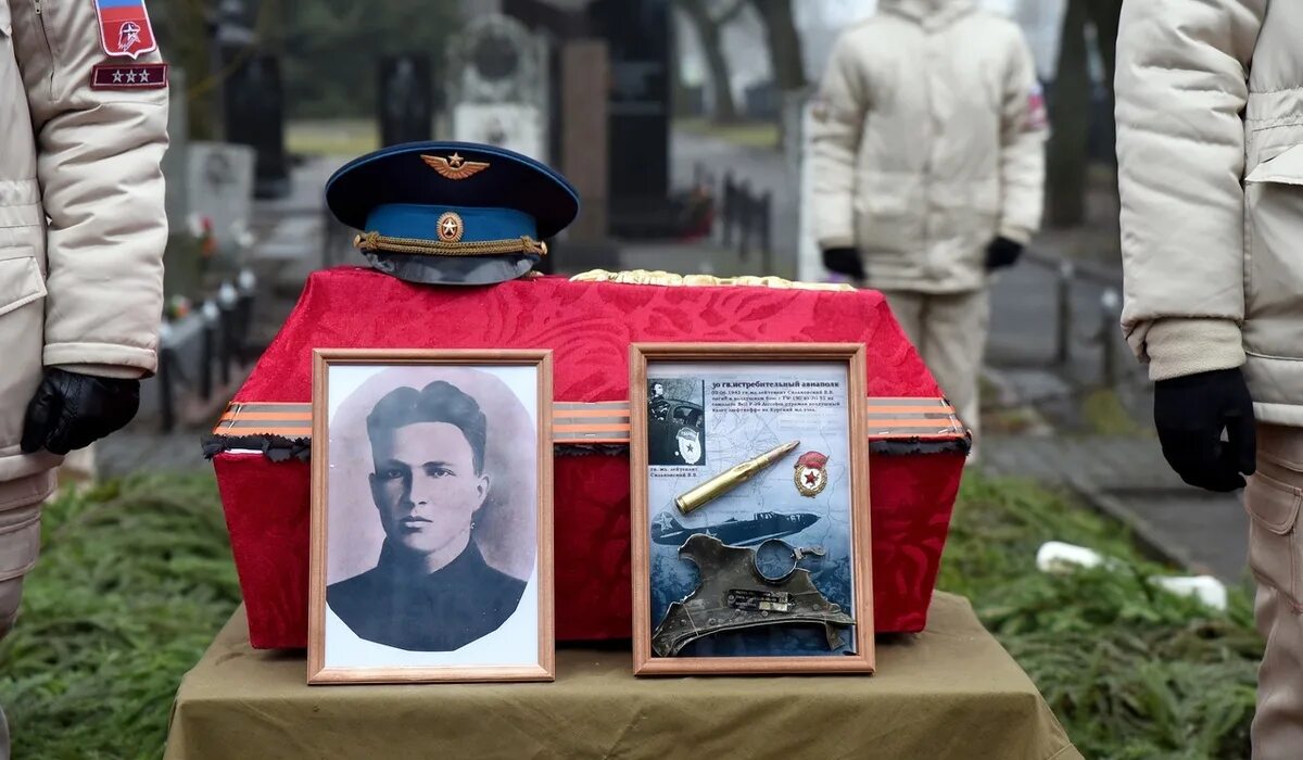 Курск похоронили. Мемориал памяти павших Курск. Хмелевской Курск похоронен.