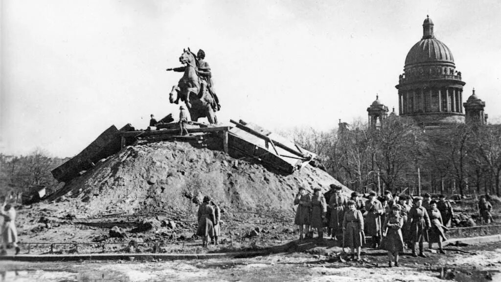 Как спасали медного всадника в блокадном ленинграде