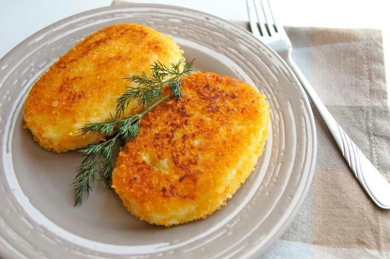 Картофельные котлеты. Картофельные котлеты из пюре с мукой. Картофельные биточки из пюре. Котлеты из картошки. Котлеты из картошки.