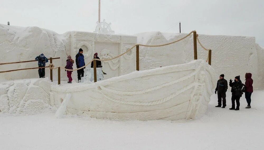 Из снежных сугробов число. Корабль из снега. Постройка из снега корабля. Горка корабль из снега. Небольшая горка из снега.