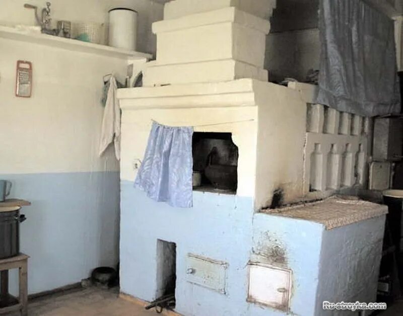 печь в избе. деревенская печь голландка. старая печь в доме. традиционная русская печь. деревенская печь.