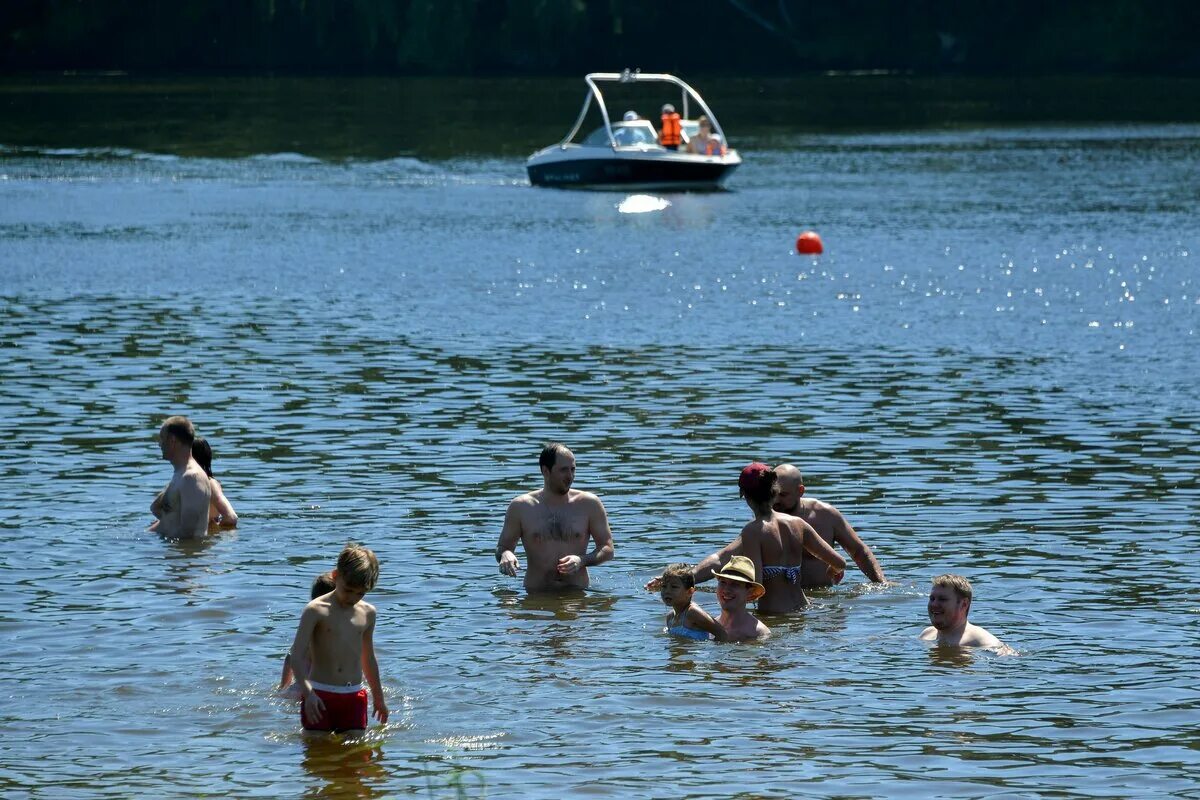 Где купаться в мае в россии. Озеро в Москве для купания. Московские водохранилища для купания. На пляже купание. Речка в Москве для купания.