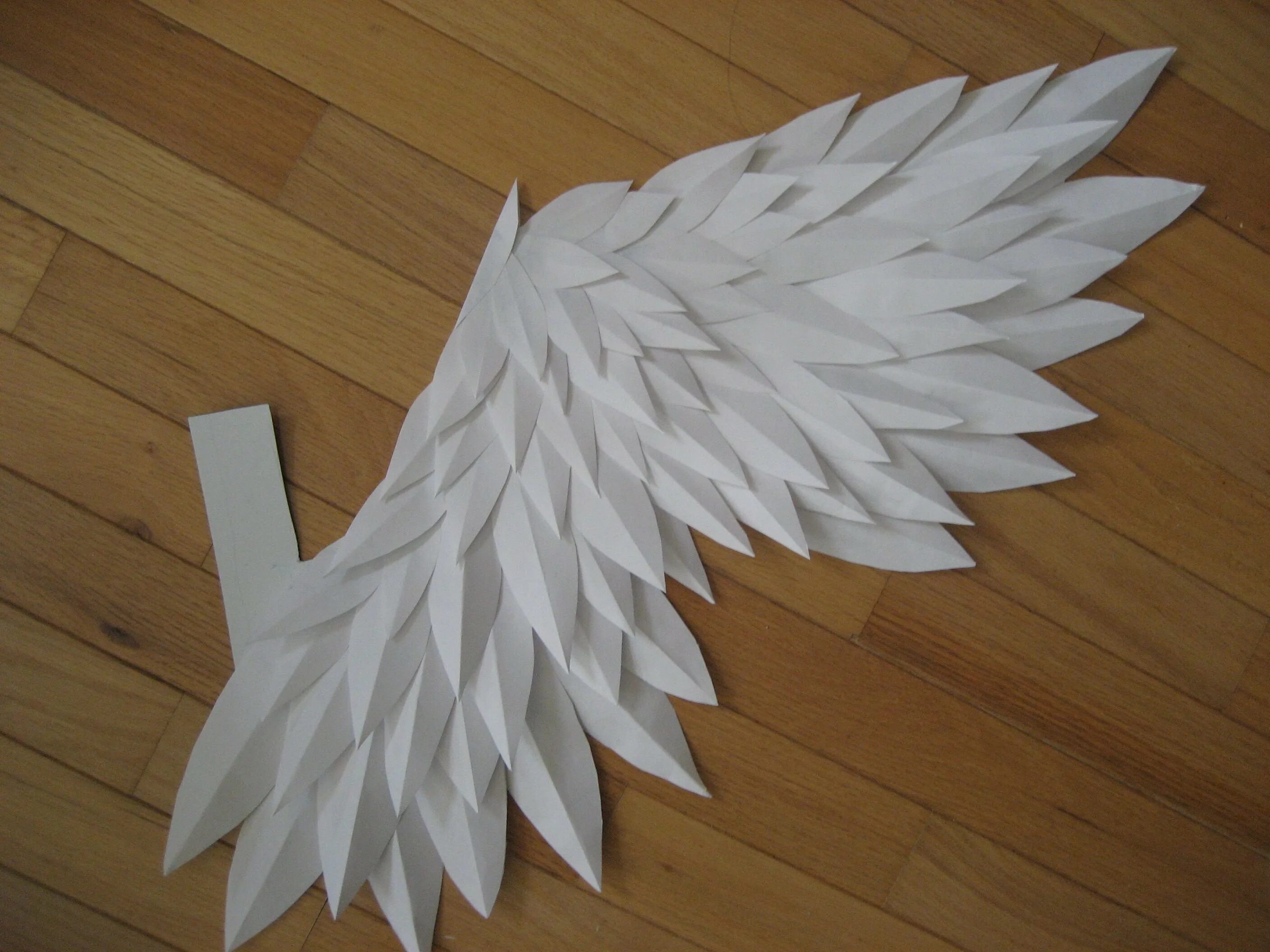 Крылья своими руками видео. Бумажные Крылья. Объёмная поделка из перьев. Бумажные перья. Крылья ангела из бумаги.