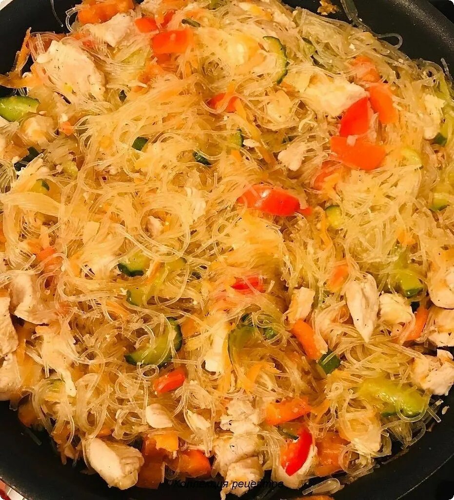 Фунчоза с куриной грудкой. Фунчоза с овощами и куриным филе. Фунчоза с куриной грудкой и овощами. Фунчоза на гарнир.