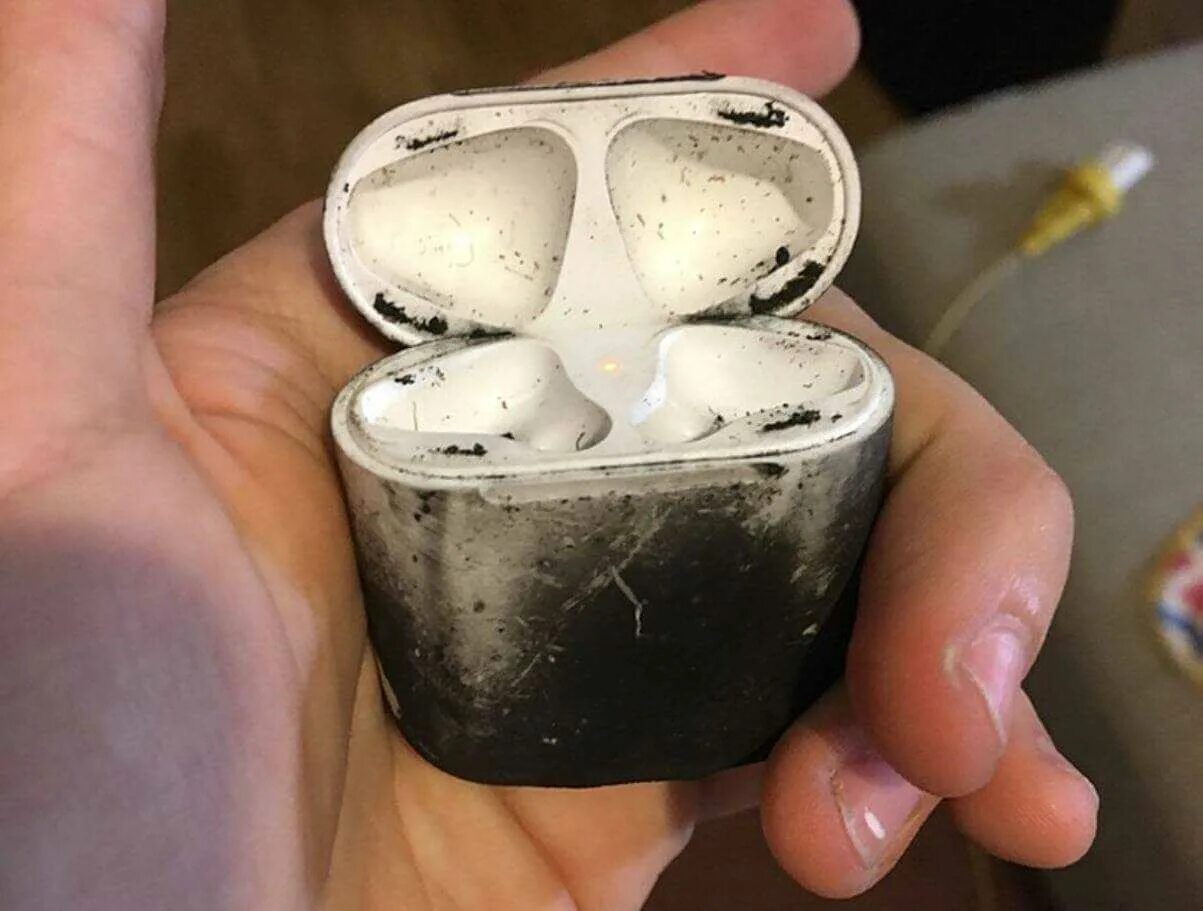 Разбитые airpods. Может ли беспроводной наушник взорваться. Аирподс взорвался в ухе. Беспроводные наушники взорвались. Аирподс 2 сломанные.