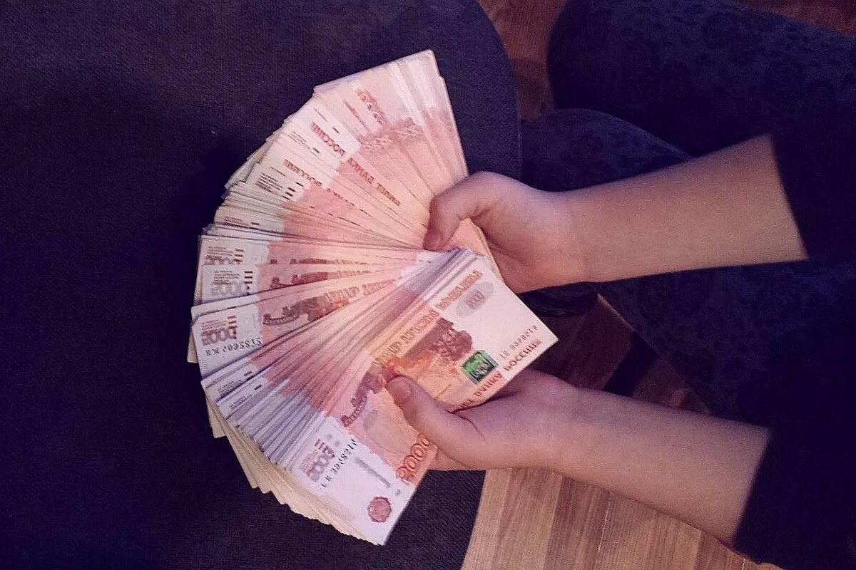 Наличные 50 тысяч рублей. 100 000 на руки. 100. Деньги на столе. Пачка денег.