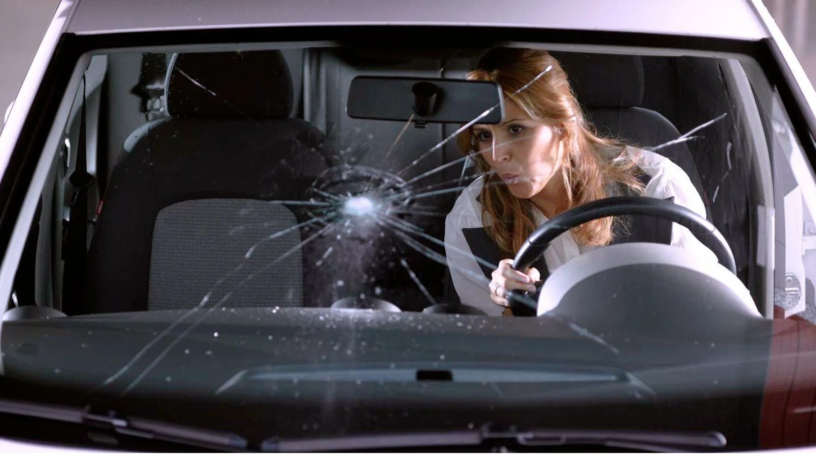 Автостекла рядом. Автомобильные стекла. Треснуло лобовое стекло. Лобовое стекло машины. Треснувшее автомобильное стекло.