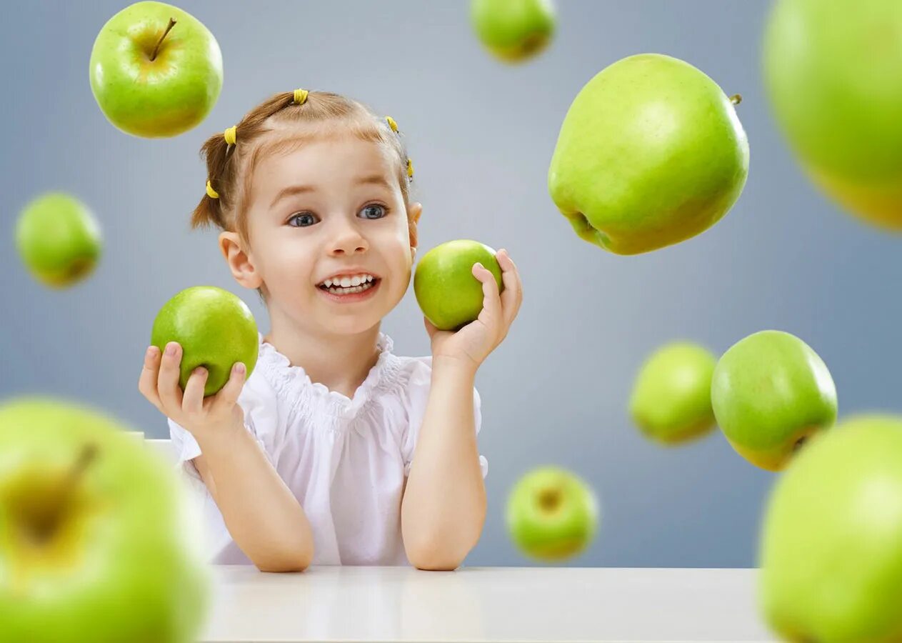 Есть ли аллергия на яблоки. Фрукты для детей. Девочка с зеленым яблоком. Витамины для детей. Яблоко для детей.