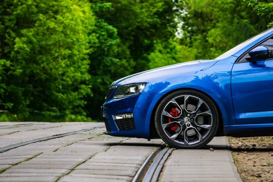 Диски шкода рс. Octavia rs mk4. skoda rs6. skoda octavia rs 2025 tuning. skoda octavia 2025 диски rs.