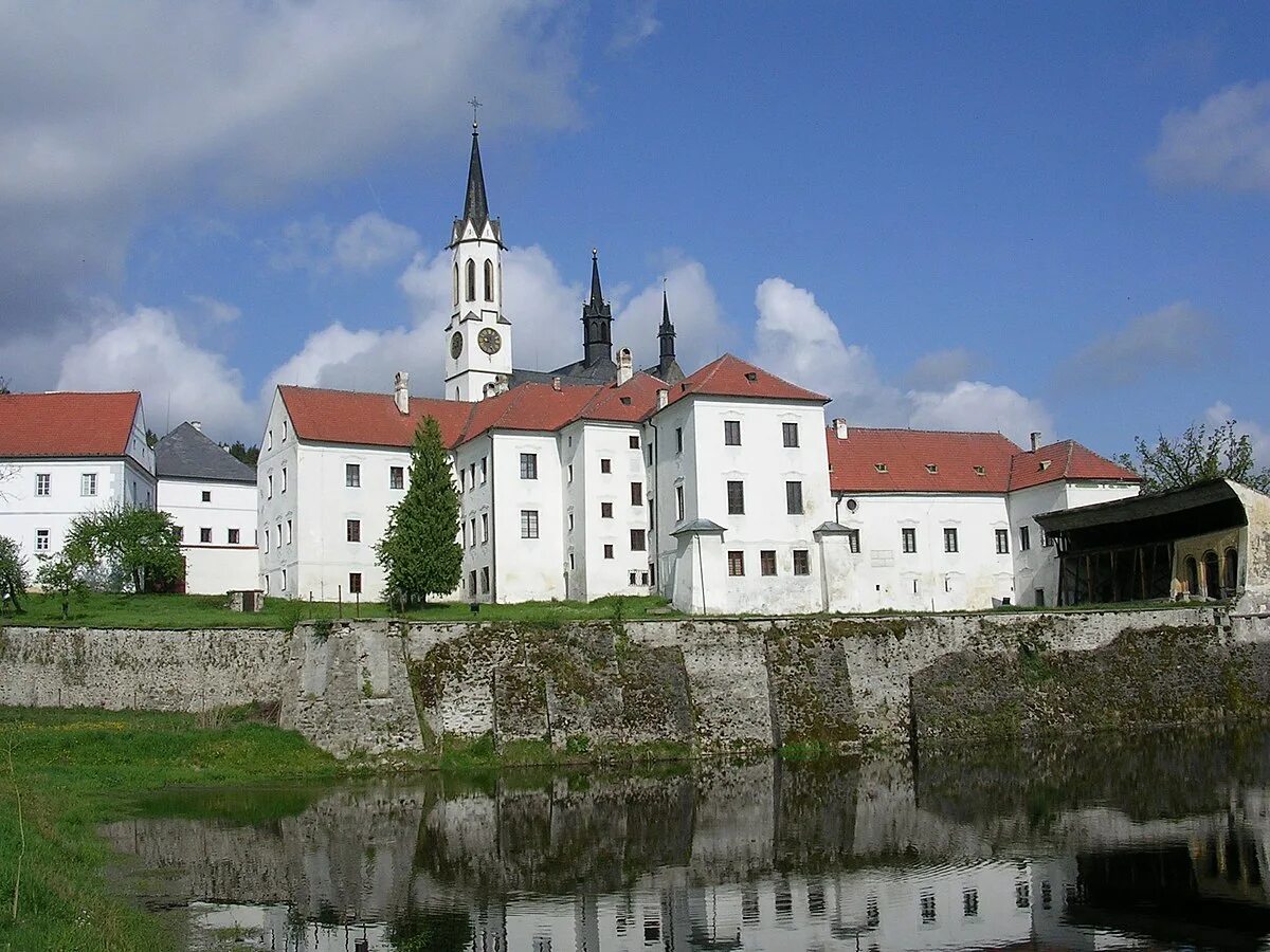 Самый крупный монастырь в европе. Вышебродский монастырь в Чехии. Вишши брод Чехия. Ческе Будеевице монастырь. Угерски-брод.