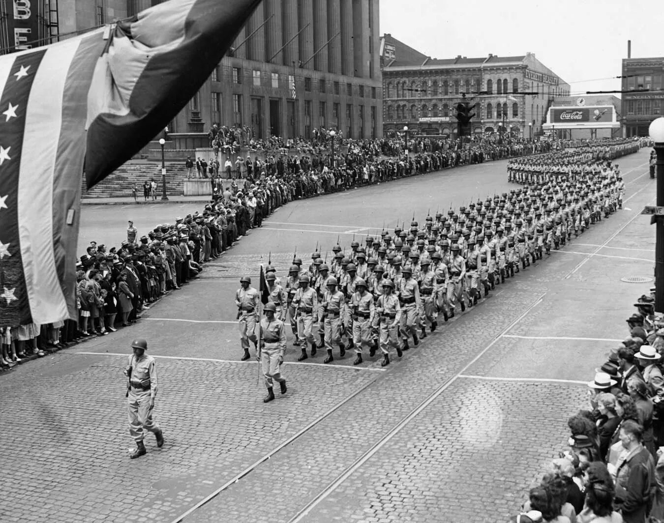 1945 год победа над фашистской германией. Второй мировой войны США 1945. Парад Победы в США 1945. Военные США 1945 парад. Парад Победы в Париже 1945.