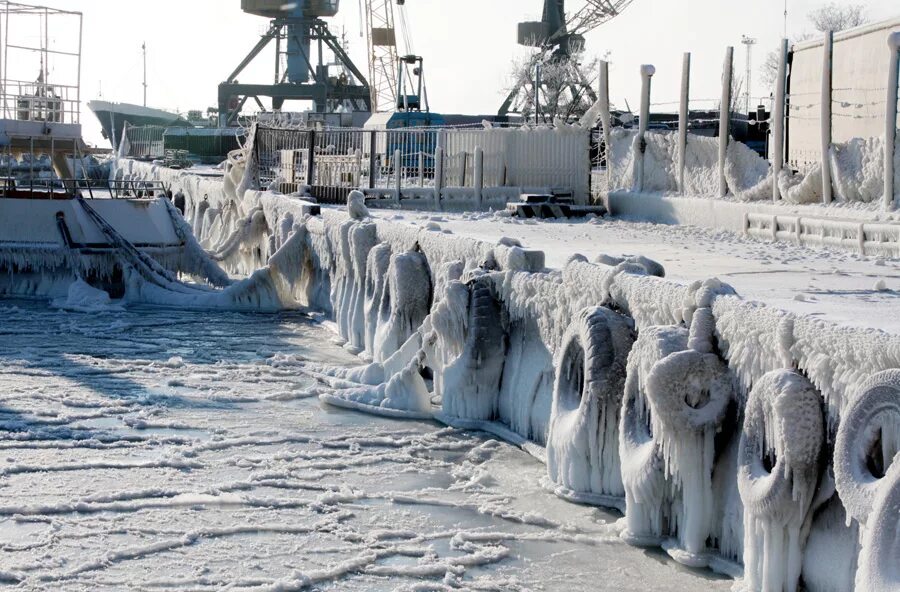 Самое холодное 30. Замерзшее черное море 2012. Евпатория 2012 замерзшее море. Обледенение в Новороссийске. Чёрное море замерзло Евпатория.