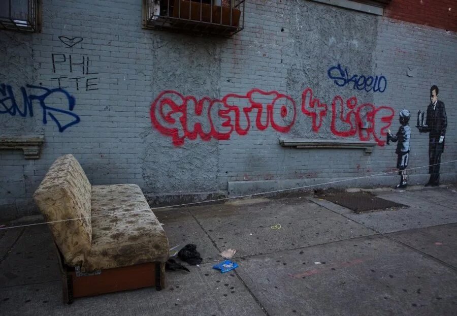 Street life 4. Граффити гетто. Квартира в гетто. Комната гетто граффити. Бэнкси гетто.
