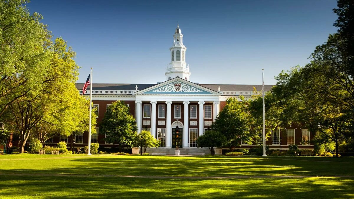 Harvard university cambridge. Америка институт Харворд. Гарвардский университет (Гарвард). Гарвардский университет университеты США. Harvard University Кембридж, штат Массачусетс, США.