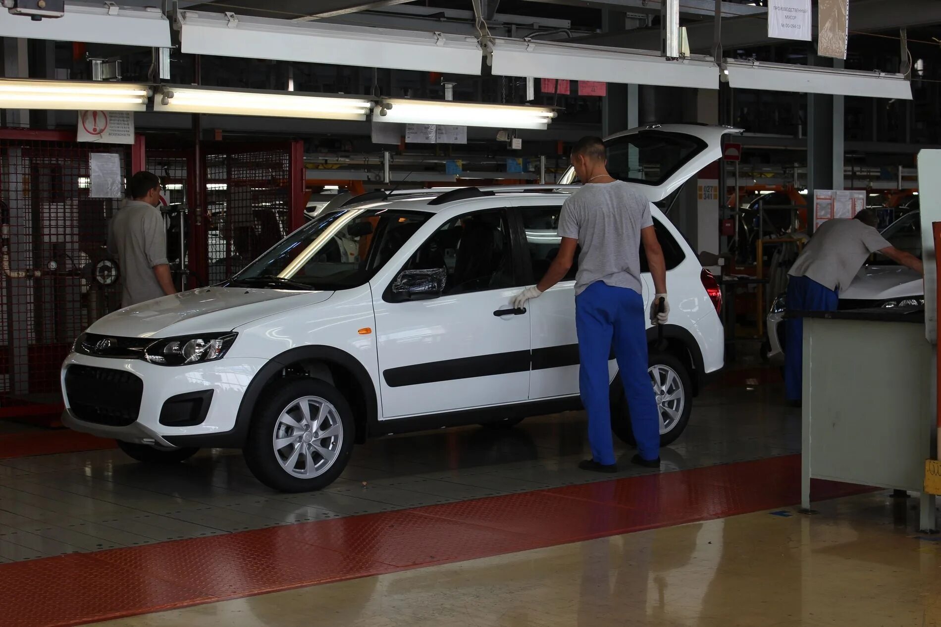 Вакансии автоваза в тольятти на сегодня свежие. Автоваз гранта завод. рабочие автоваза. автоваз самара. работники автоваза.