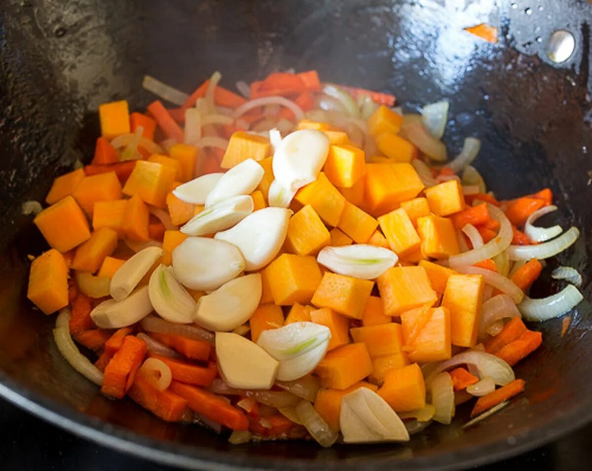 Плов с овощами. Постный плов с овощами на сковороде. Плов с фасолью и тыквой. Нарезанные овощи для плова.