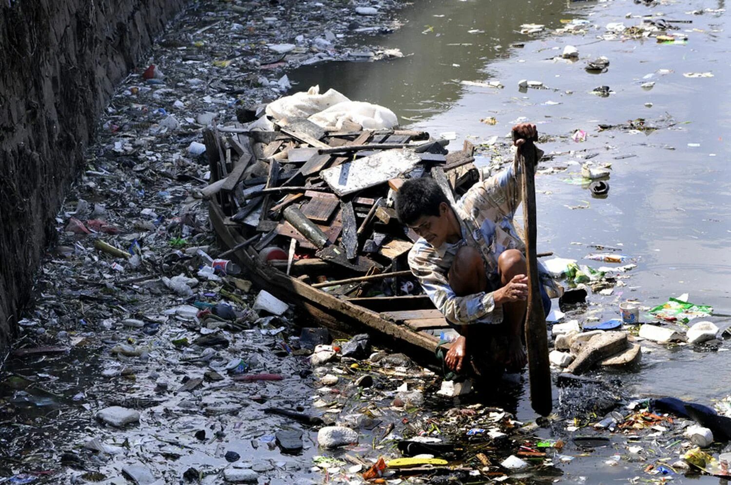 Вод грязные 50. Река Читарум в Индонезии. Самая грязная река в мире Читарум. Река Цитарум. Цитарум — самая грязная река (Индонезия).