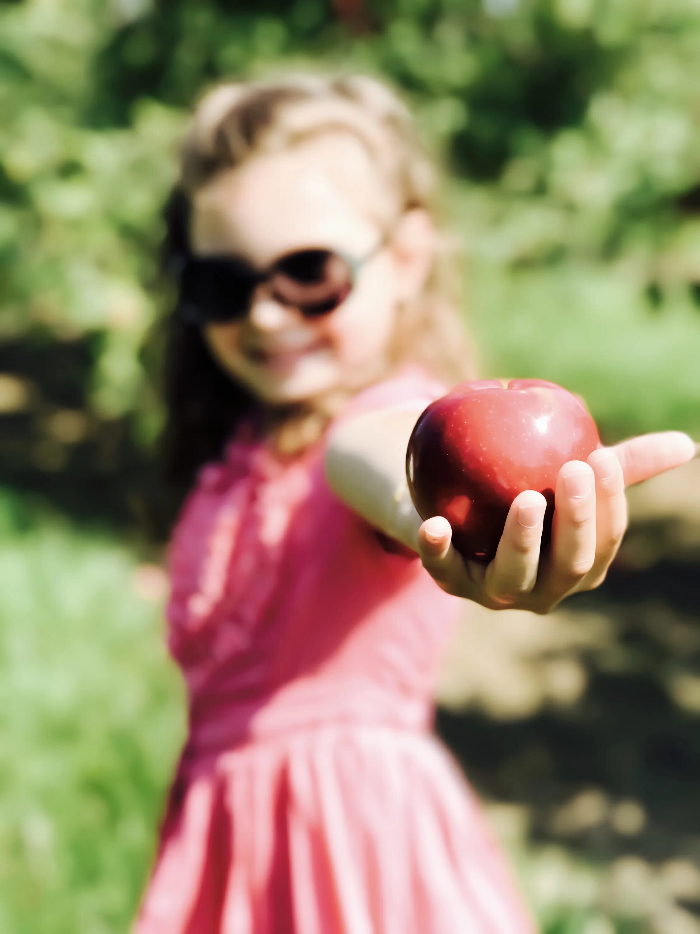 Яблоко в 2 месяца. Девочка с яблоками. Фотосессия с яблоками. Девушка с яблоком в руке. Яблоко для детей.